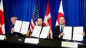 Lídři Dánska, Grónska a USA Mette Frederiksenová, Jens-Frederik Nielsen a Donald Trump podepsali bezpečnostní dohodu (22. 9. 2026). Lídři Dánska, Grónska a USA Mette Frederiksenová, Jens-Frederik Nielsen a Donald Trump podepsali bezpečnostní dohodu (22. 9. 2026).