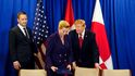 Lídři Dánska, Grónska a USA Mette Frederiksenová, Jens-Frederik Nielsen a Donald Trump podepsali bezpečnostní dohodu (22. 9. 2026). Lídři Dánska, Grónska a USA Mette Frederiksenová, Jens-Frederik Nielsen a Donald Trump podepsali bezpečnostní dohodu (22. 9. 2026).