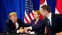 Lídři Dánska, Grónska a USA Mette Frederiksenová, Jens-Frederik Nielsen a Donald Trump podepsali bezpečnostní dohodu (22. 9. 2026). Lídři Dánska, Grónska a USA Mette Frederiksenová, Jens-Frederik Nielsen a Donald Trump podepsali bezpečnostní dohodu (22. 9. 2026).
