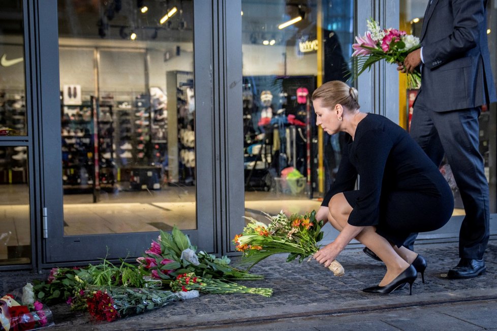 Dánská premiérka Mette Frederiksenová a ministr spravedlnosti Mattias Tesfay u místa tragédie. (4.7.2022)