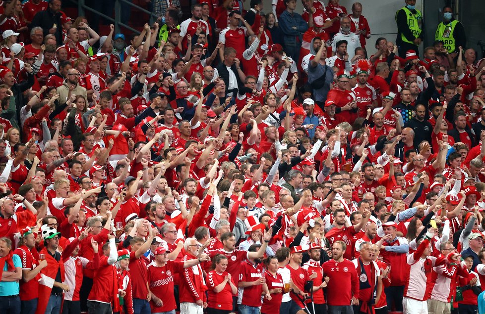 Fotbalová zábava pandemii navzdory: davy dánských fanoušků v Kodani během fotbalového ME (červen 2021)