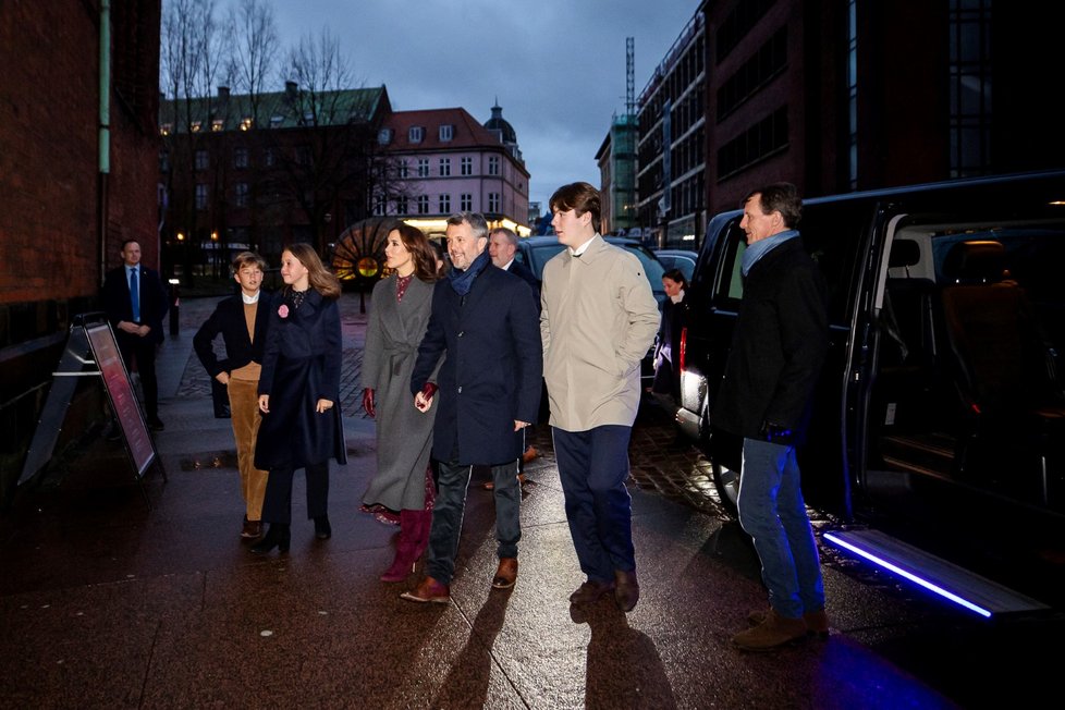 Dánská královská rodina na štědrovečerní mši v Aarhusu (24. 12. 2023).