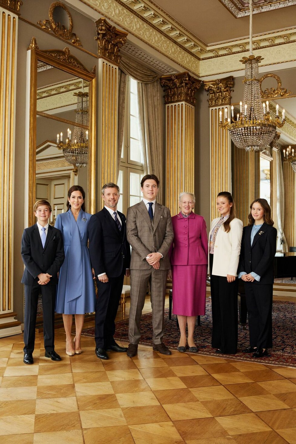 Dánská královská rodina: Vincent, Mary, Frederik X., Christian, Magrethe II., Isabella, Josephine.