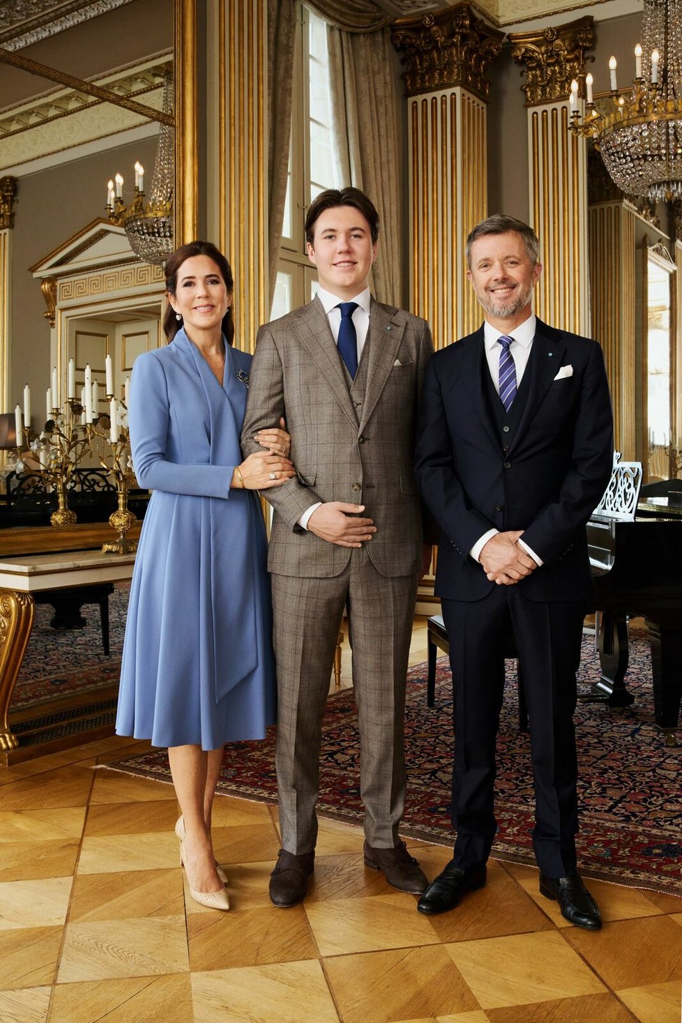 Nový královský pár Dánska s korunním princem: Mary, Christian, Frederik X.