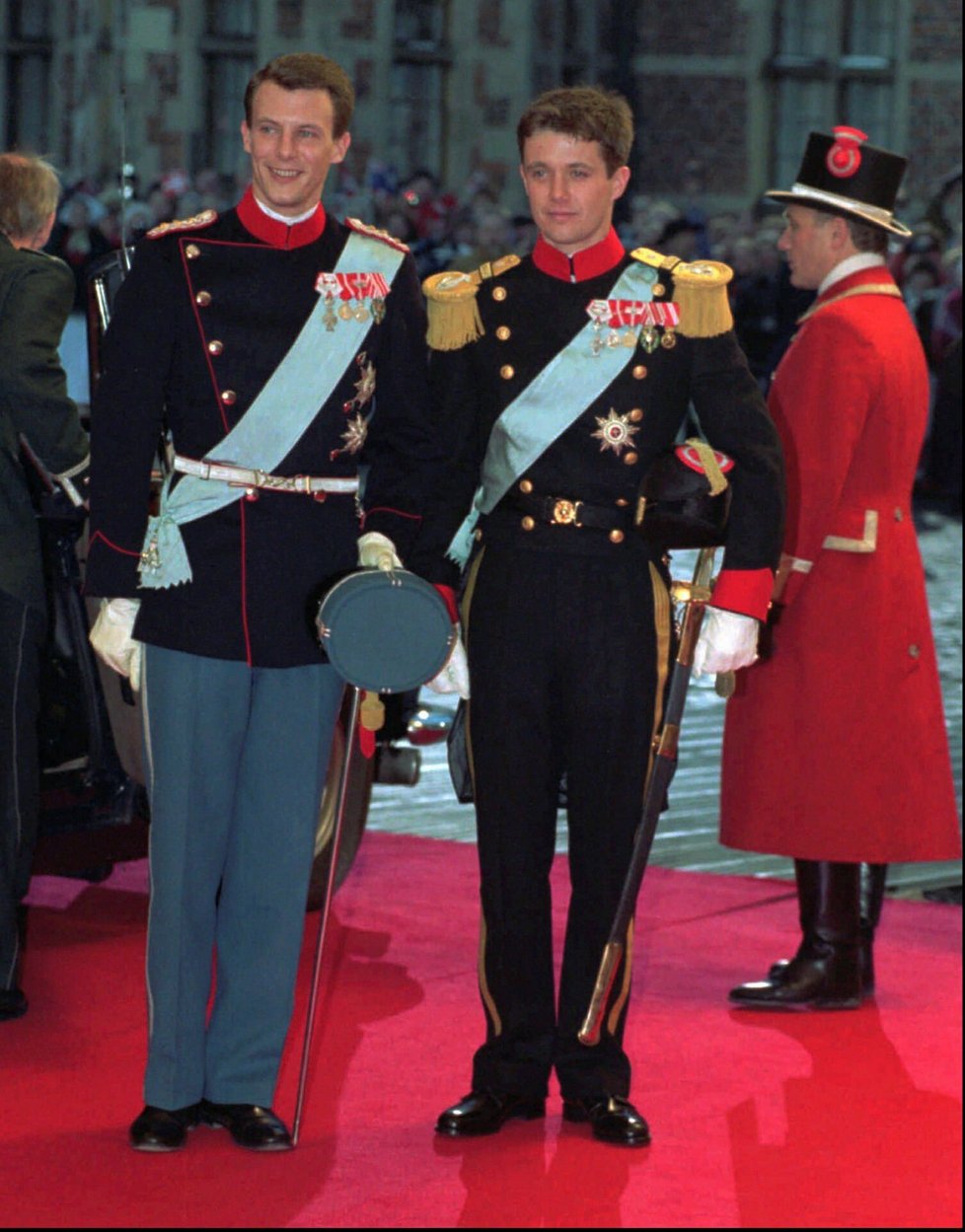 Prince Joachim se poprvé žení, bratr Frederik mu jde za svědka (18. 11. 1995).