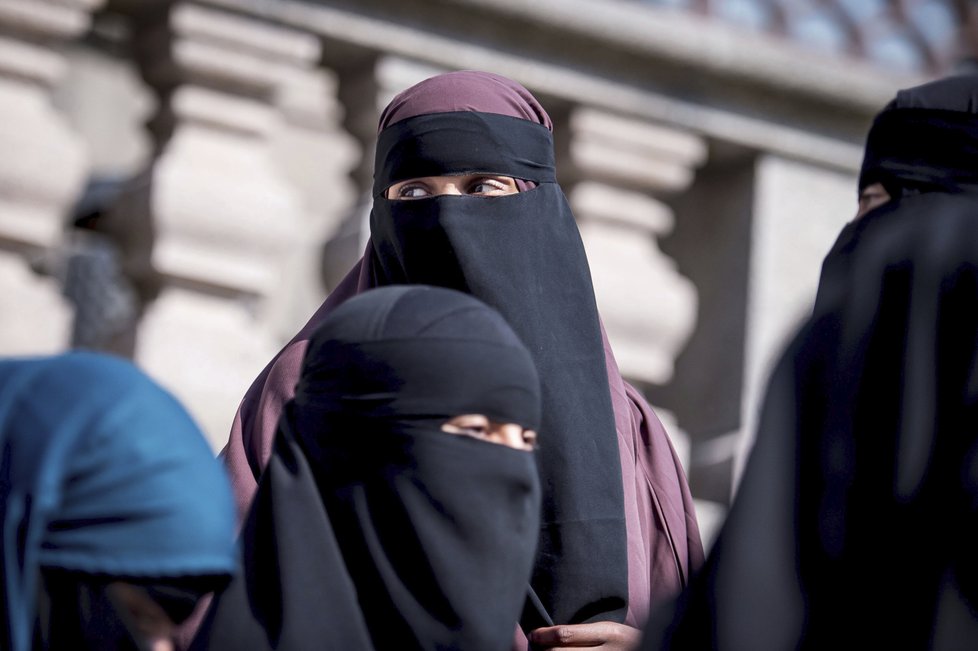 Dánský parlament schválil zákaz zahalování celého obličeje. Týká se i nikábů, které nosí muslimky. Neobešlo se to bez protestů