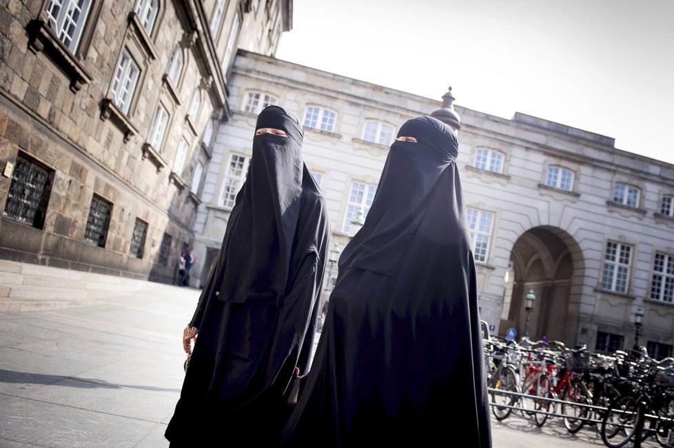 Dánský parlament schválil zákaz zahalování celého obličeje. Týká se i nikábů, které nosí muslimky. Neobešlo se to bez protestů.