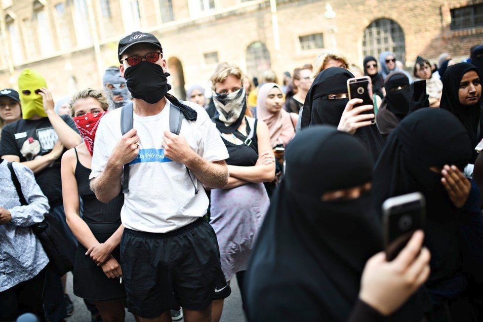 Dánský parlament schválil zákaz zahalování celého obličeje. Týká se i nikábů, které nosí muslimky. Neobešlo se to bez protestů