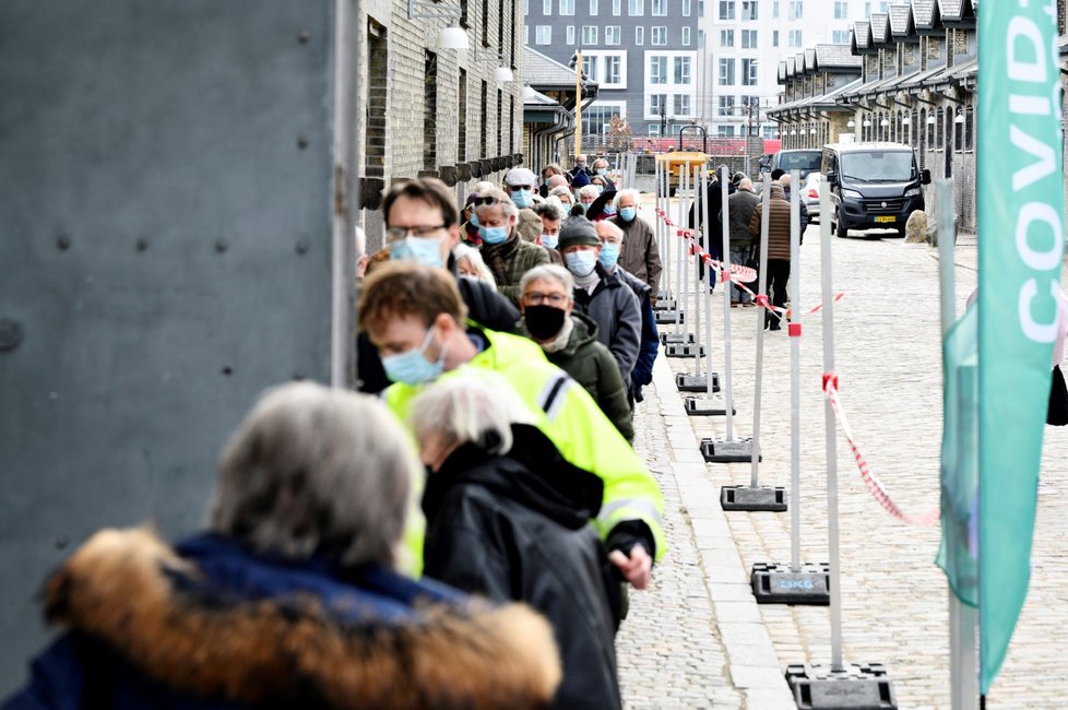 Na vakcinační centrum v dánském Roskilde se přišla podívat i tamní premiérka Mette Frederiksenová (12. 4. 2021).