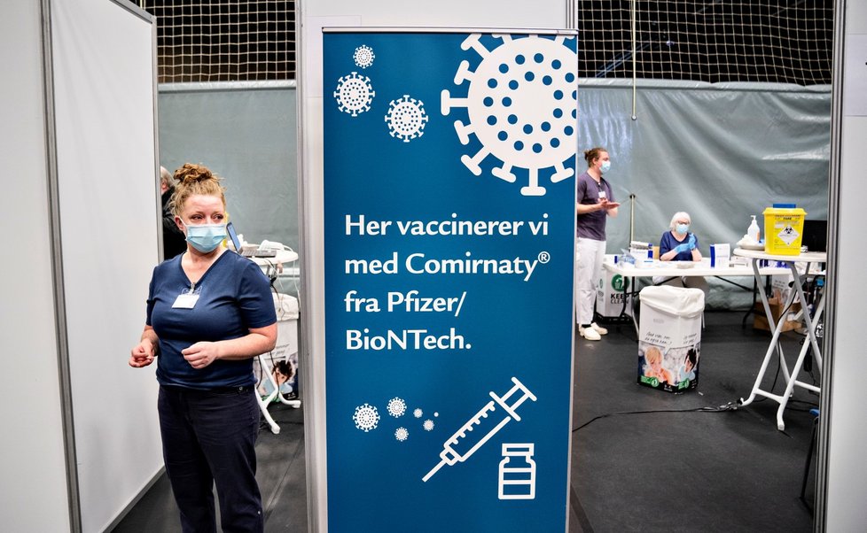Na vakcinační centrum v dánském Roskilde se přišla podívat i tamní premiérka Mette Frederiksenová (12. 4. 2021)