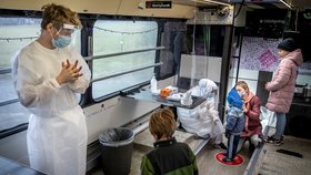 Testování na covid-19 v partybusu v Dánsku (23. 2. 2021)