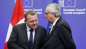 Dánský premiér Lars Lökke Rasmussen se šéfem Evropské komise Junckerem