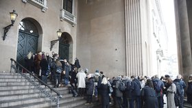 Novináři před budovou soudu, kde probíhá proces s Madsenem.