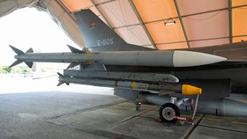 Dánské stíhačky F-16 na základně Ronne, poblíž úniků z plynovodů Nord Stream.