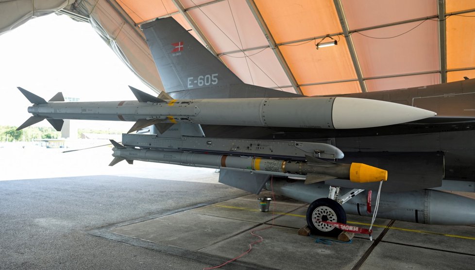 Dánské stíhačky F-16 na základně Ronne, poblíž úniků z plynovodů Nord Stream.