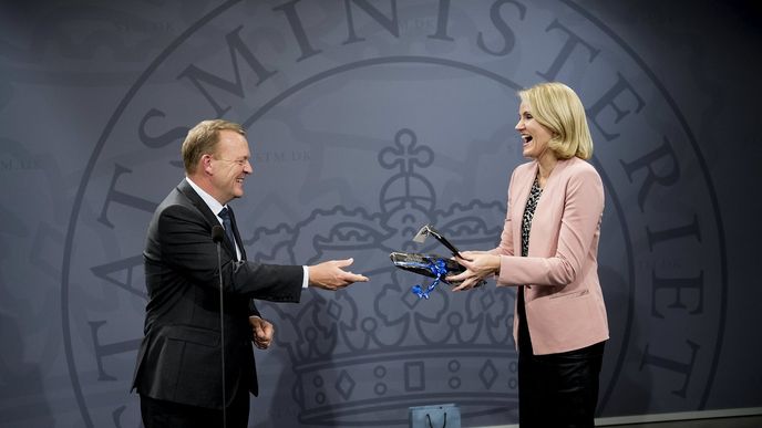 Předávání dárku mezi dánskými premiéry