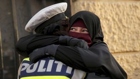 Zahalování zakázalo i Dánsko, na fotografii snímek z protestu proti tomuto pravidlu