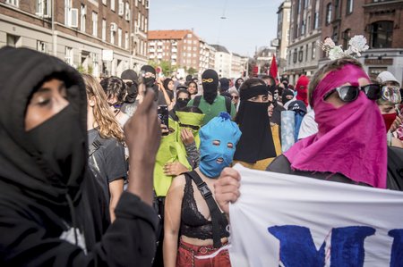 Lidé v Dánsku protestovali proti zákazu zahalování obličeje na veřejnosti, v burkách a maskách vyšli do ulic bez ohledu na pokutu.