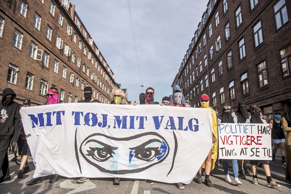 V Dánsku lidé protestovali proti zákazu zahalování obličeje na veřejnosti. Zákaz platí od 1. srpna, od jeho zavedení už padlo několik pokut, jedna přímo na policejní stanici.