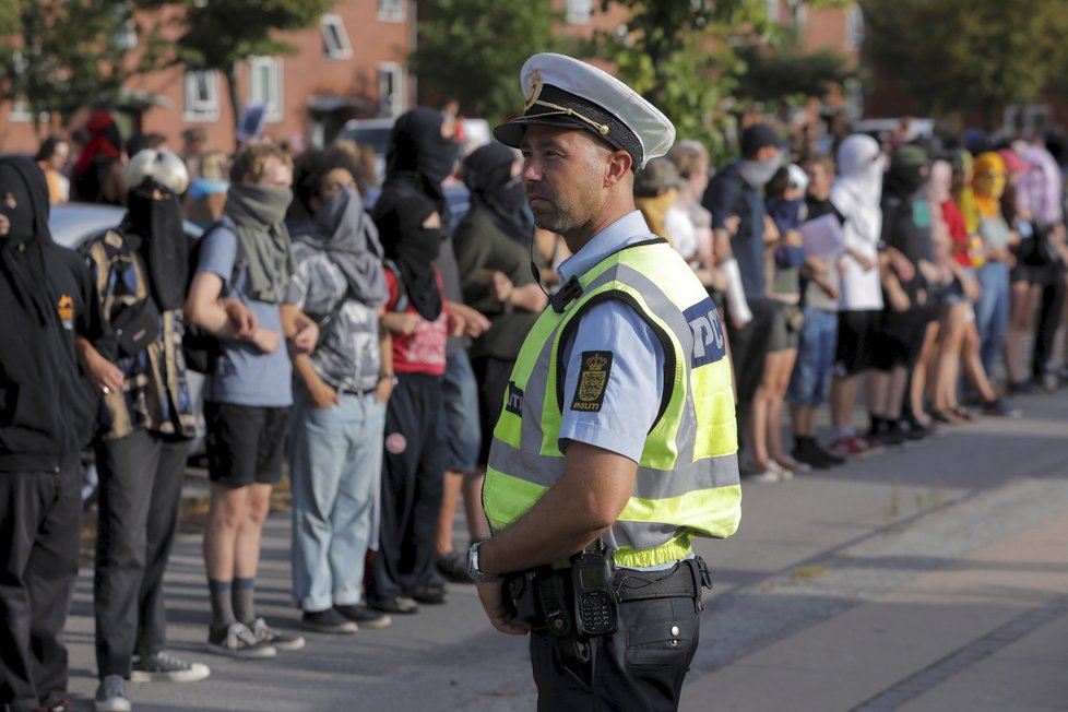 V Dánsku lidé protestovali proti zákazu zahalování obličeje na veřejnosti. Zákaz platí od 1. srpna, od jeho zavedení už padlo několik pokut, jedna přímo na policejní stanici.