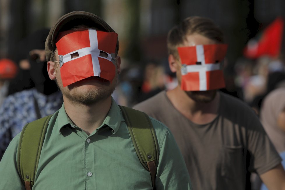 V Dánsku lidé protestovali proti zákazu zahalování obličeje na veřejnosti. Zákaz platí od 1. srpna, od jeho zavedení už padlo několik pokut, jedna přímo na policejní stanici.