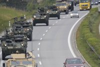 Americký konvoj vjel do Česka: Jízdu pozdraví Sobotka i první muž NATO