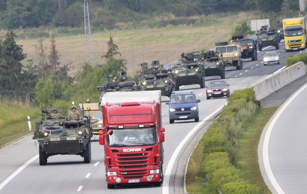 Americký konvoj v Česku. První část tzv. Dunajské jízdy na dálnici D5 mezi Rozvadovem a Plzní (9. září 2015)