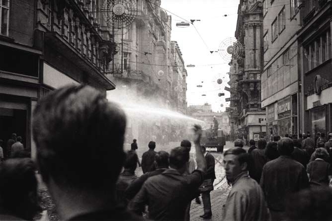 Rozhánění demonstrace v centru Brna 21. srpna 1969.