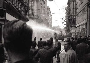 Rozhánění demonstrace v centru Brna 21. srpna 1969