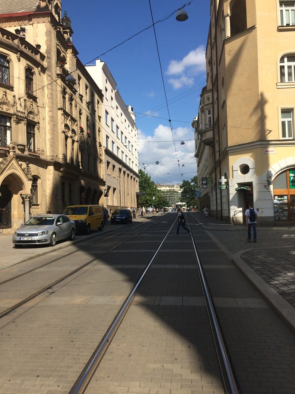 Z kordonu policistů a milicionářů u kostela svatého Jakuba vyšel osudný výstřel.