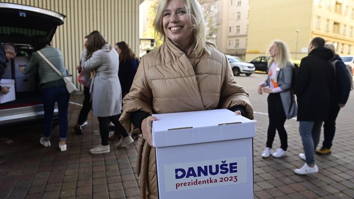 Kandidátka na prezidentku Danuše Nerudová odevzdala podpisové archy na ministerstvu vnitra