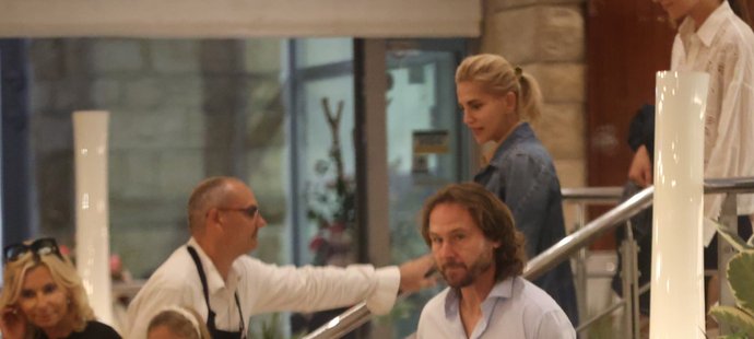 Dara Rolins a Pavel Nedvěd s přáteli