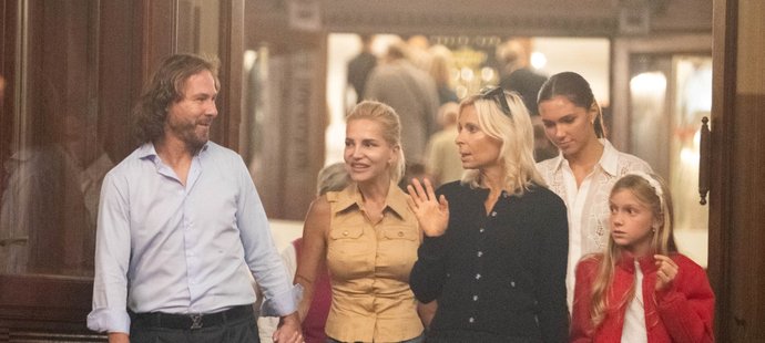 Dara Rolins a Pavel Nedvěd s přáteli