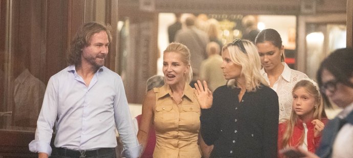 Dara Rolins a Pavel Nedvěd s přáteli