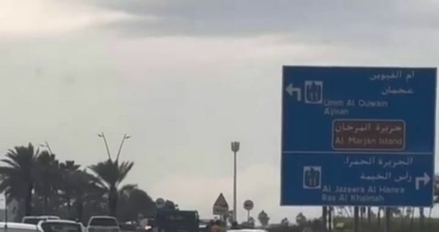Dara řídila na rozbouřené dubajské silnici