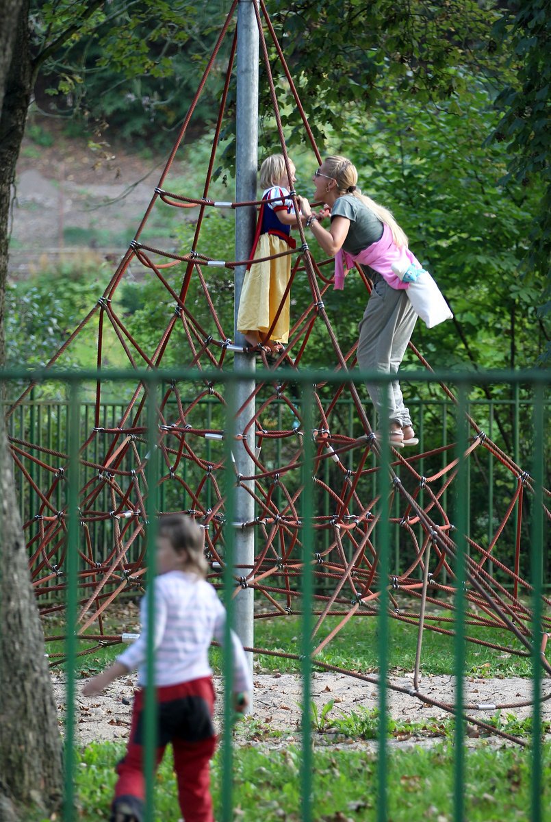 Když »Sněhurka« Laura vyšplhala až na vrchol lanové pyramidy a bála se dolů, musela jí máma jít na pomoc. I s plyšovým šmoulou čouhajícím z kabely...