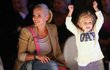 Do nového domu v novém oblečení! Dara si přišla s dcerou Laurou vybrat nové kousky na Prague Fashion Weekend a Lauře se přehlídka opravdu moc líbila. Do nového domu v novém oblečení! Dara si přišla s dcerou Laurou vybrat nové kousky na Prague Fashion Weekend a Lauře se přehlídka opravdu moc líbila.