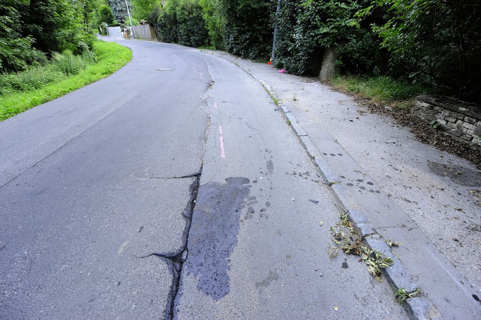 V této zatáčce se nehoda odehrála. Muž na malé motorce se údajně vyhýbal nerovnosti na vozovce