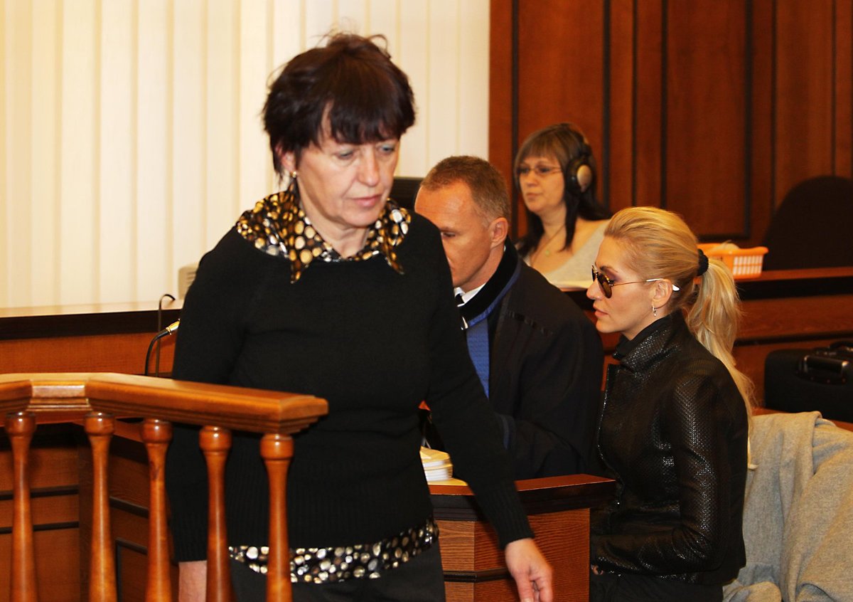 Olga Rotreklová a Dara Rolins (vpravo) u soudu.