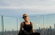 Dara pózuje na vyhlídce Dara pózuje na vyhlídce