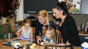 Dara Rolins s dcerou Laurou a svou manažerkou a její dcerou pekly cukroví