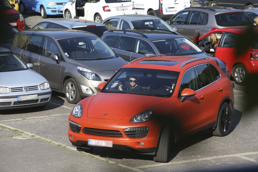 Dara Rolins přijela na pohřeb svého táty s několikahodinovým zpožděním.