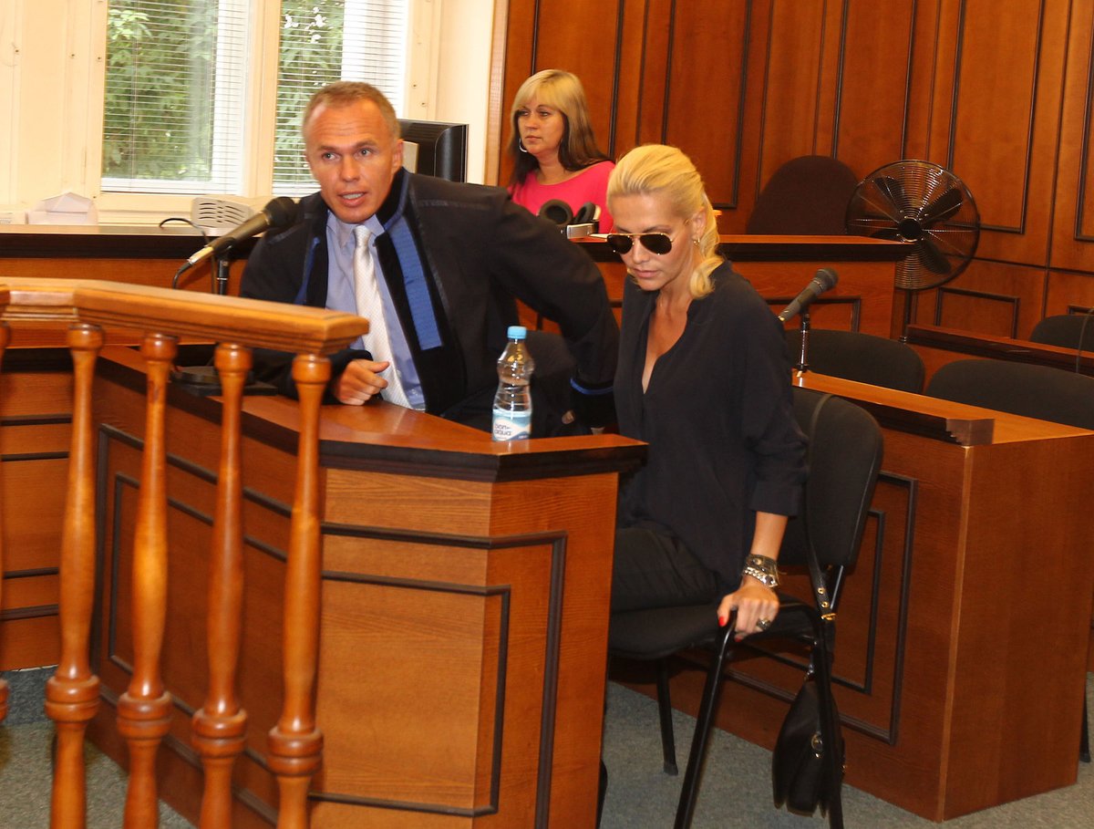 Dara Rolins v soudní síni se svým advokátem Robertem Vladykou.