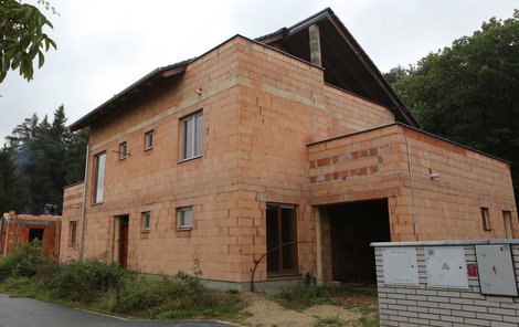 Jako majitelé tohoto domu už jsou v katastru nemovitosí uvedeni Darina Rolincová a Patrik Vrbovský.