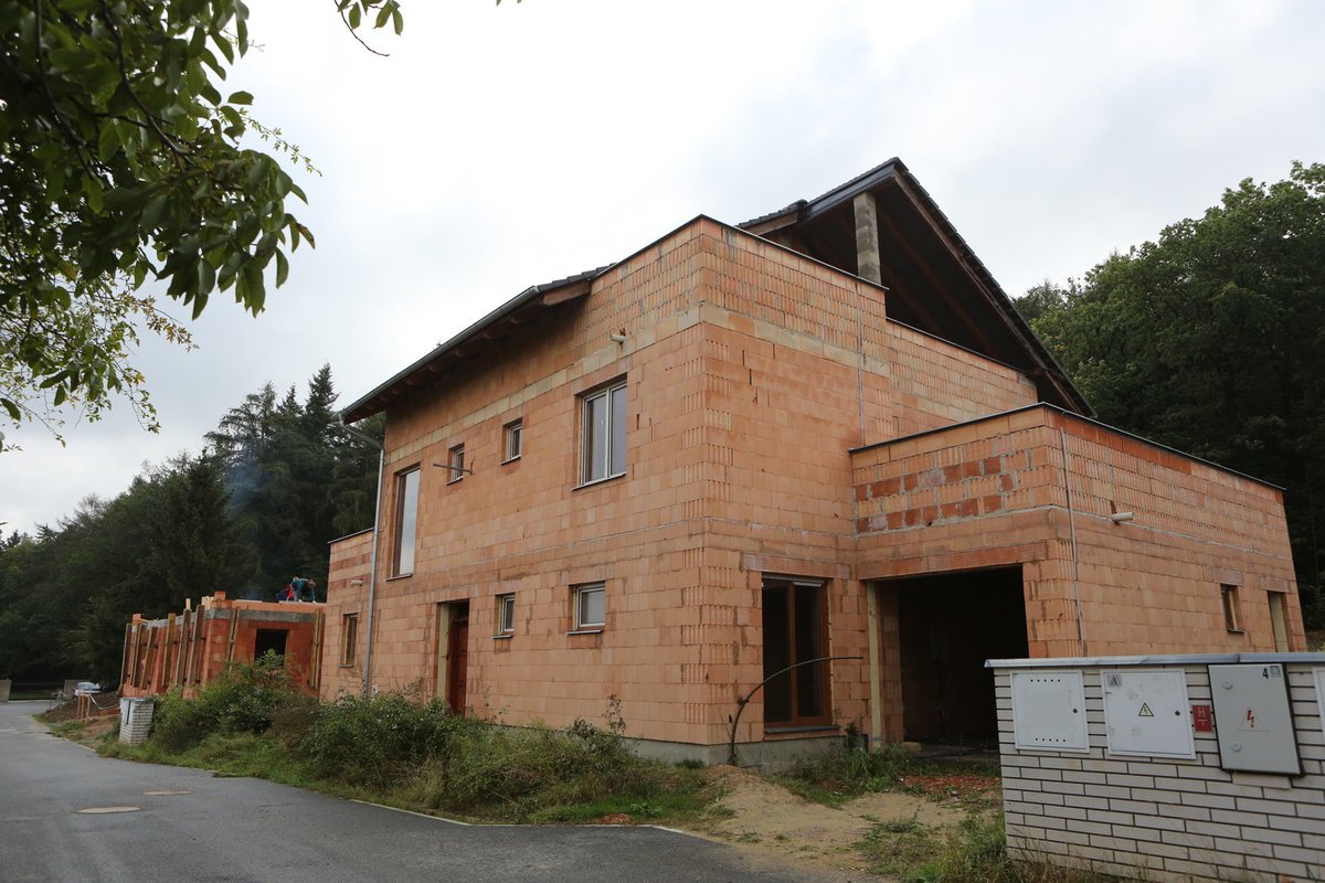 Jako majitelé tohoto domu už jsou v katastru nemovitosí uvedeni Darina Rolincová a Patrik Vrbovský.