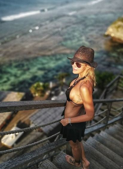 Vysekaná Dara Rolins na dovolené na Bali
