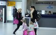 Dara s Evou a jejich dětmi na letišti.