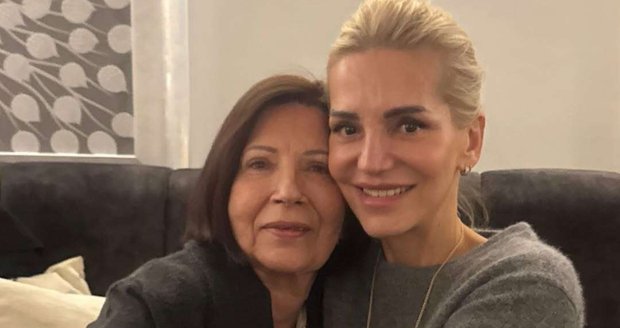 Dara Rollins y su madre Dara Rollins y su madre