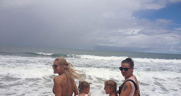 Dara Rolins se svou manažerkou a jejich dcerami na Bali