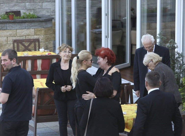 Smuteční hostina po pohřbu otce Dary Rolins.